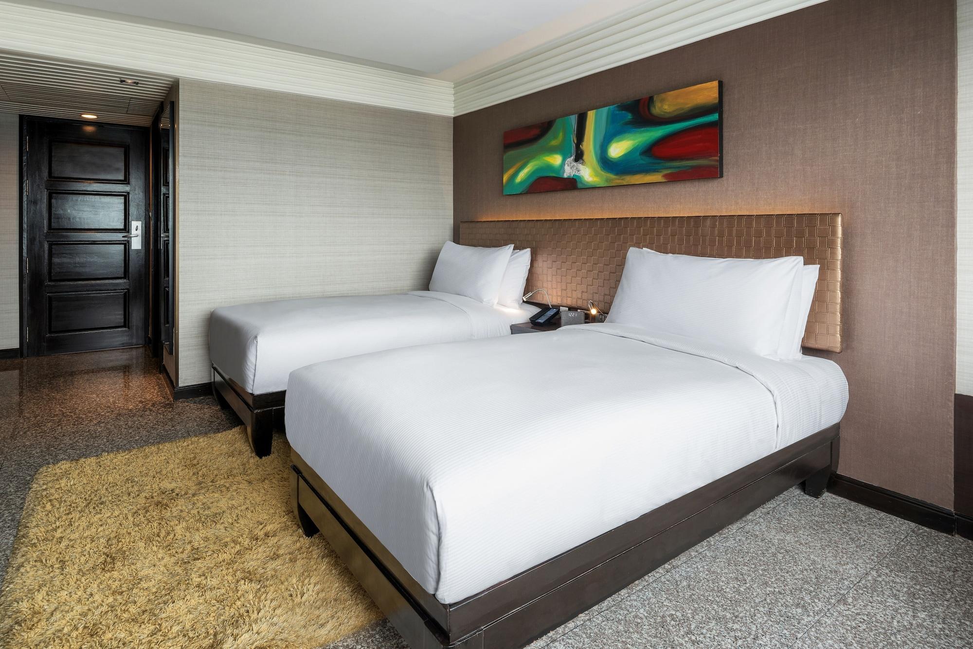 Doubletree By Hilton Bangkok Ploenchit Hotel Екстериор снимка