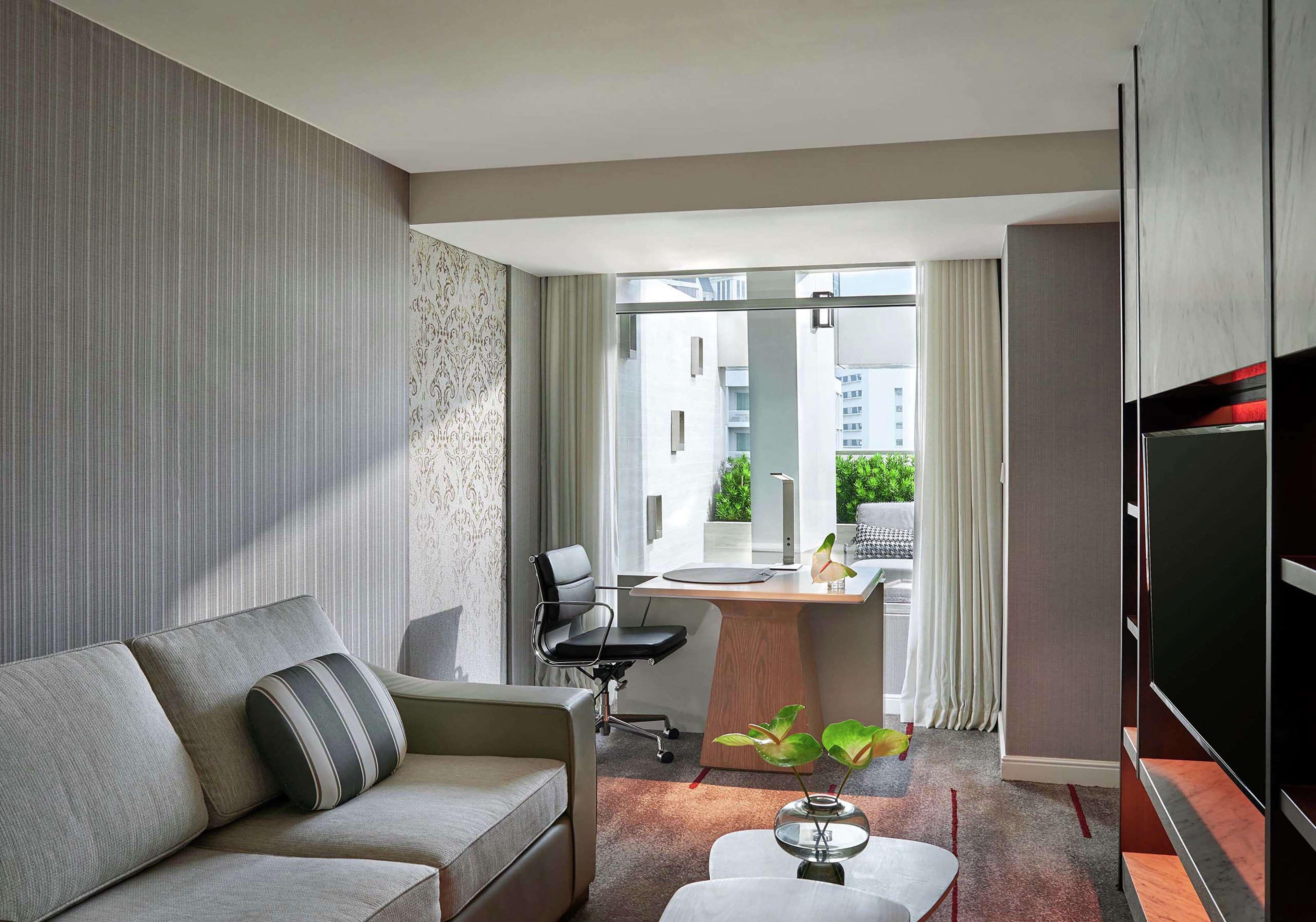 Doubletree By Hilton Bangkok Ploenchit Hotel Екстериор снимка