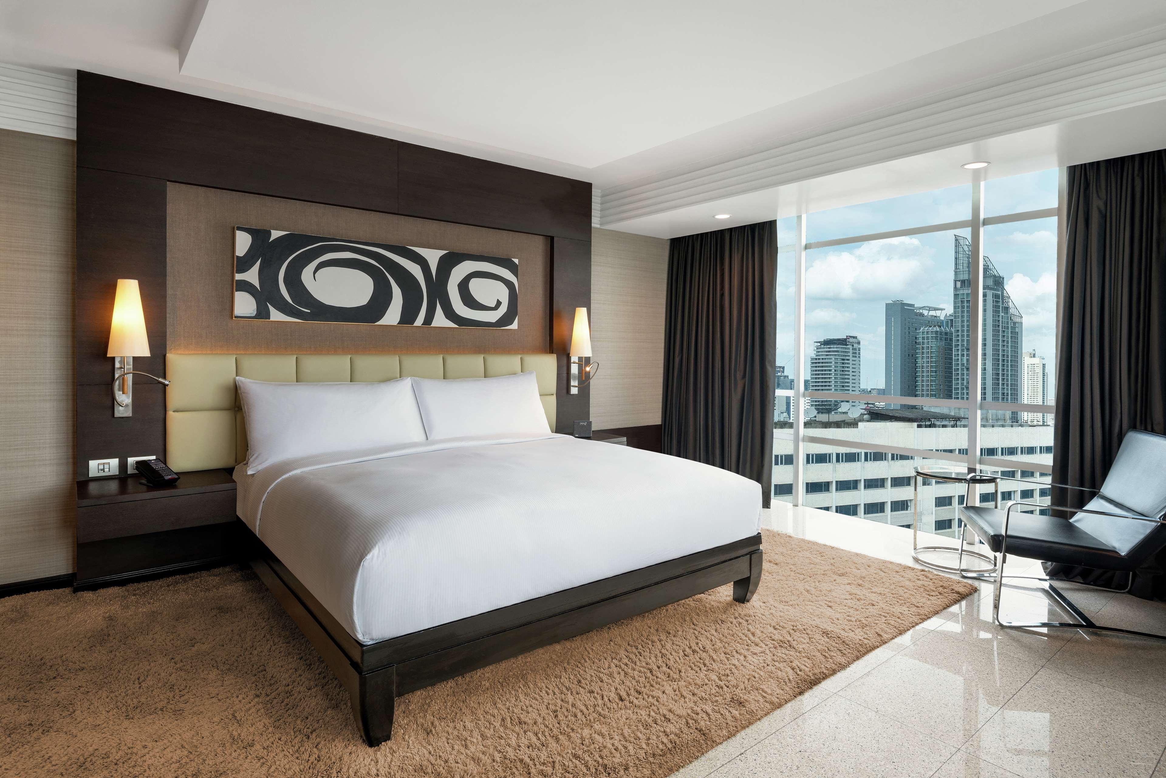 Doubletree By Hilton Bangkok Ploenchit Hotel Екстериор снимка