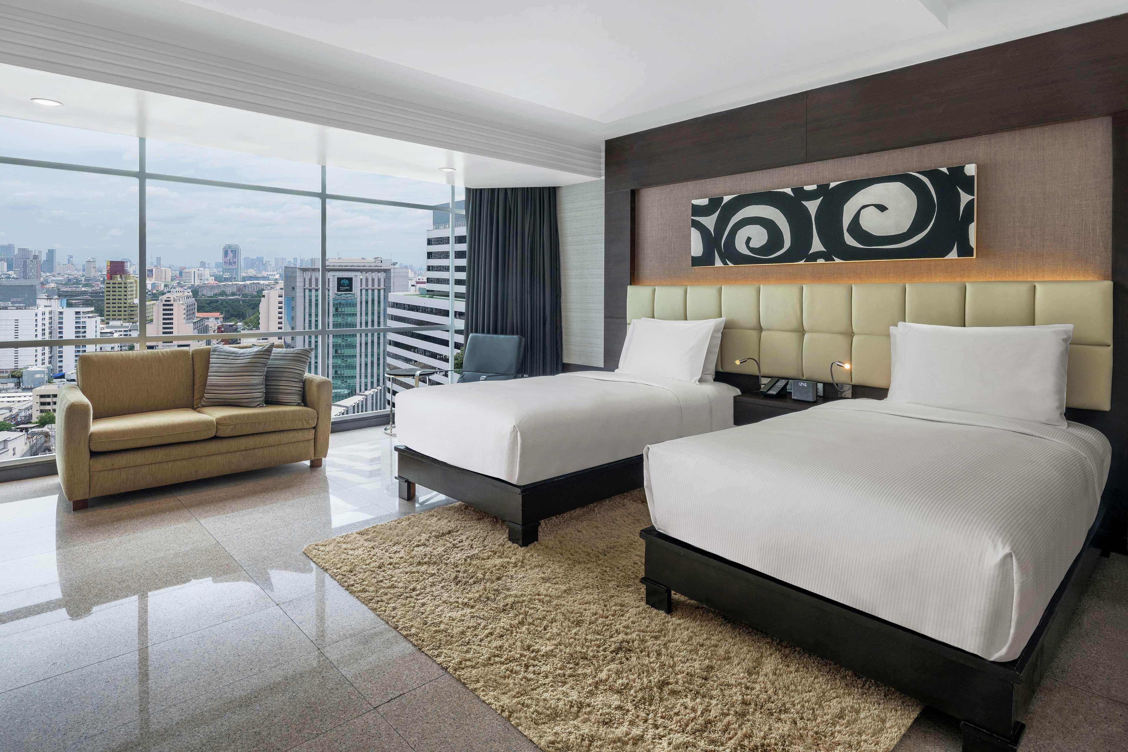 Doubletree By Hilton Bangkok Ploenchit Hotel Екстериор снимка