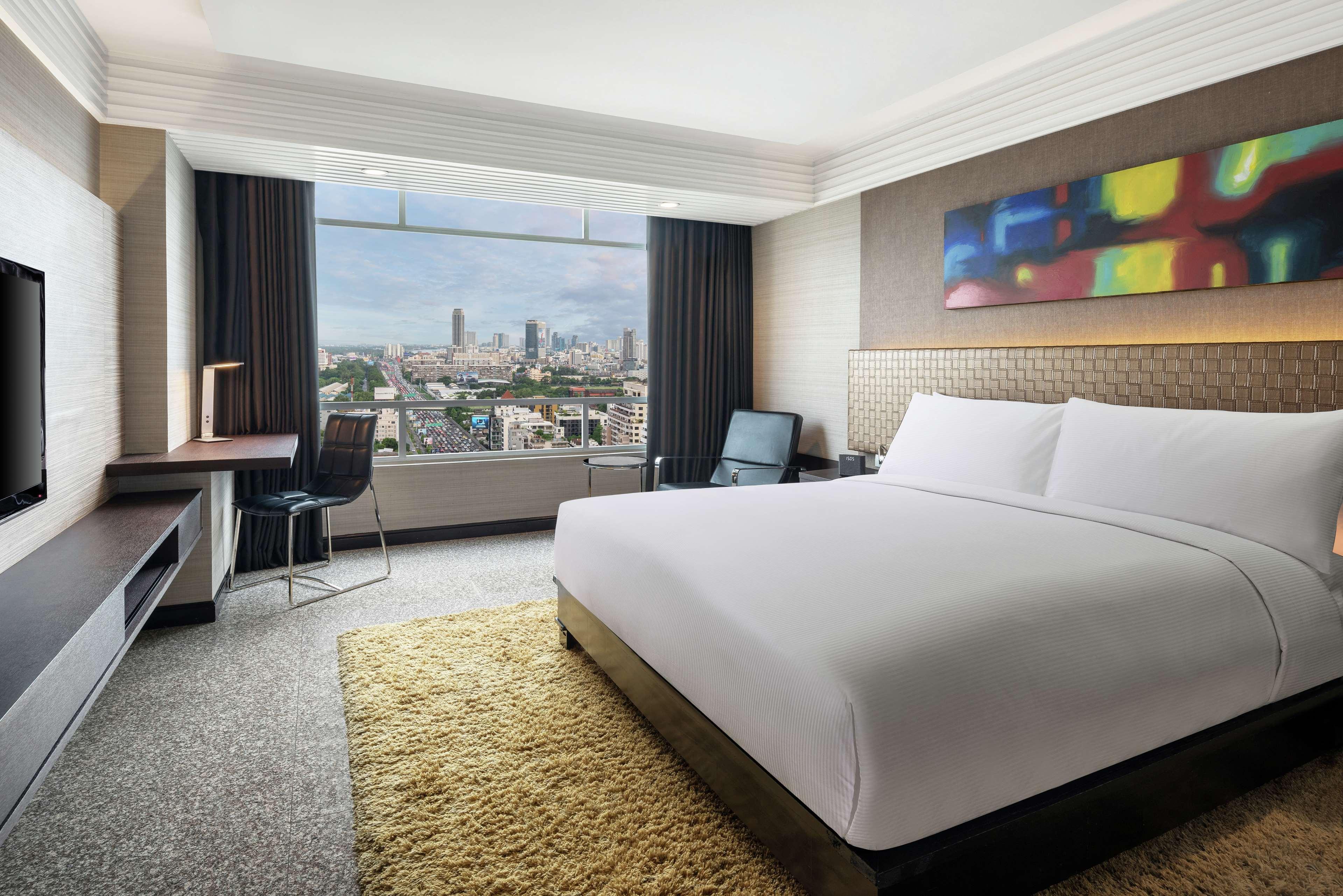 Doubletree By Hilton Bangkok Ploenchit Hotel Екстериор снимка