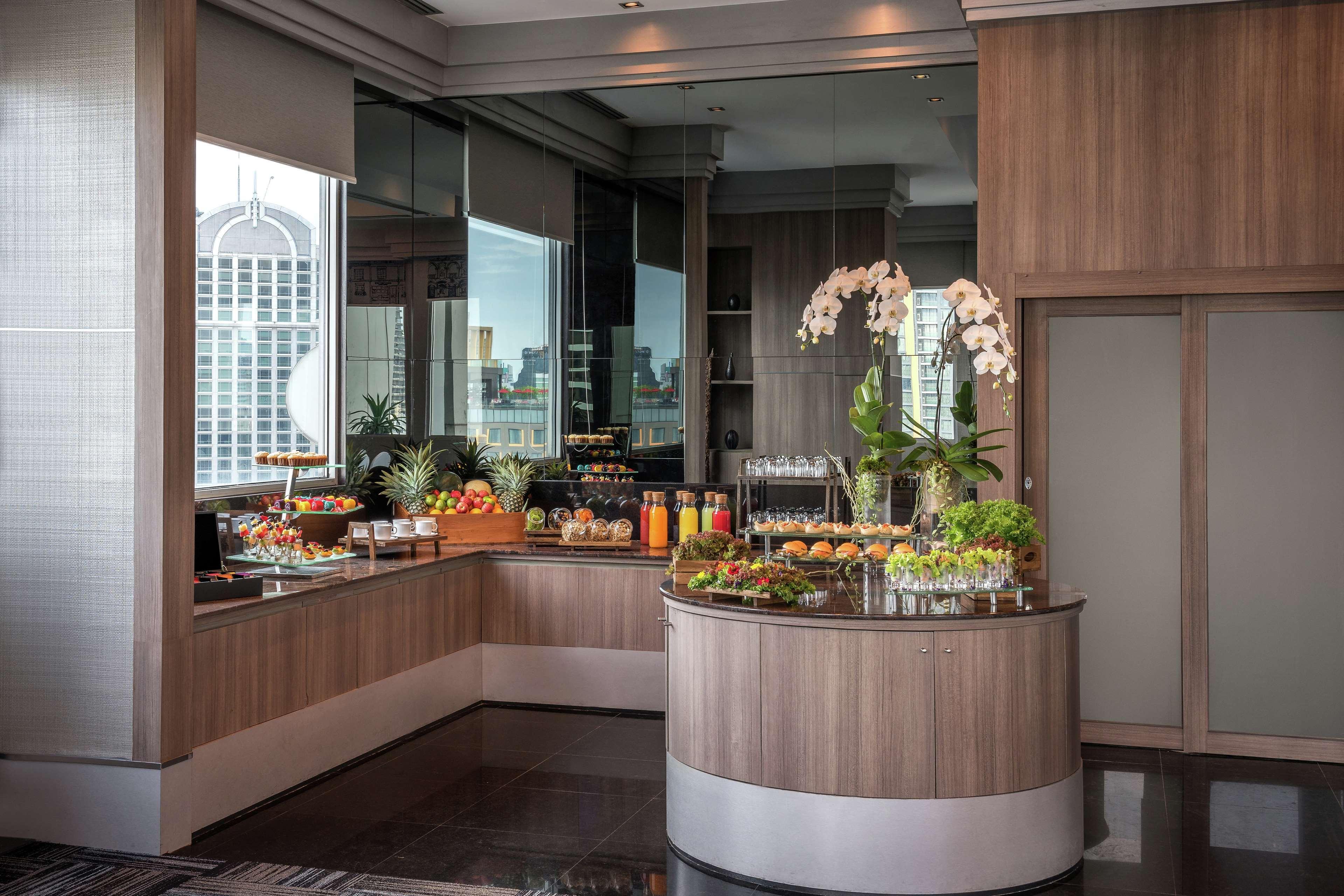 Doubletree By Hilton Bangkok Ploenchit Hotel Екстериор снимка