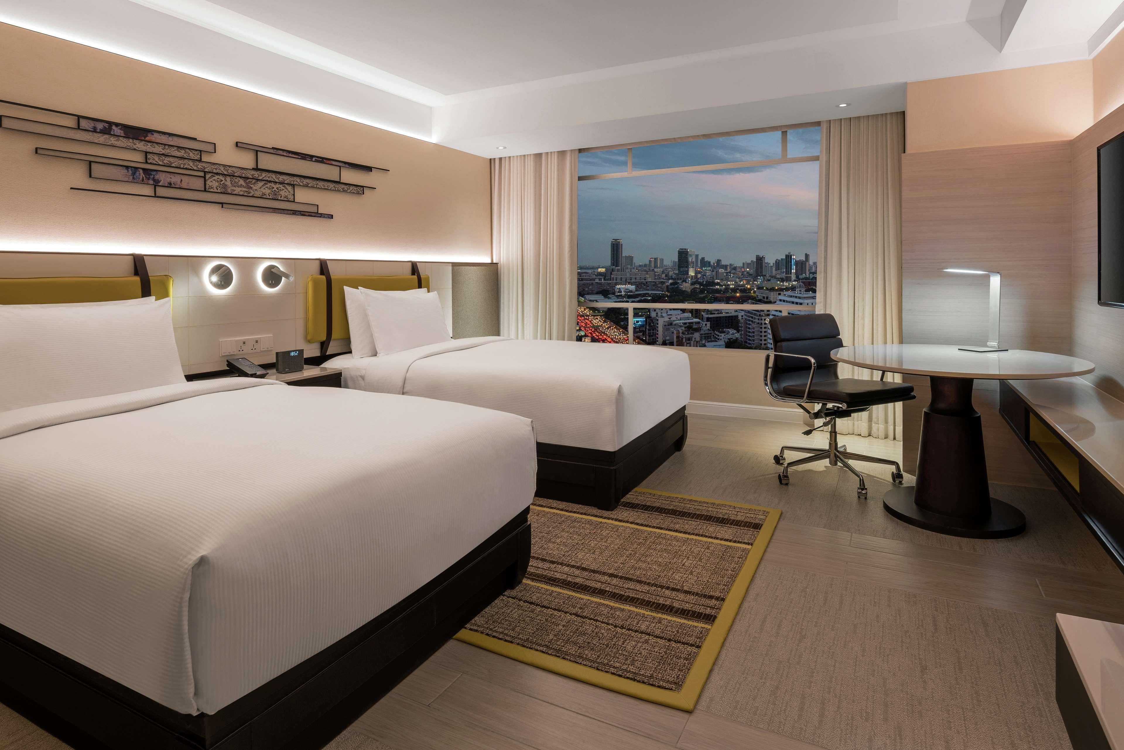 Doubletree By Hilton Bangkok Ploenchit Hotel Екстериор снимка