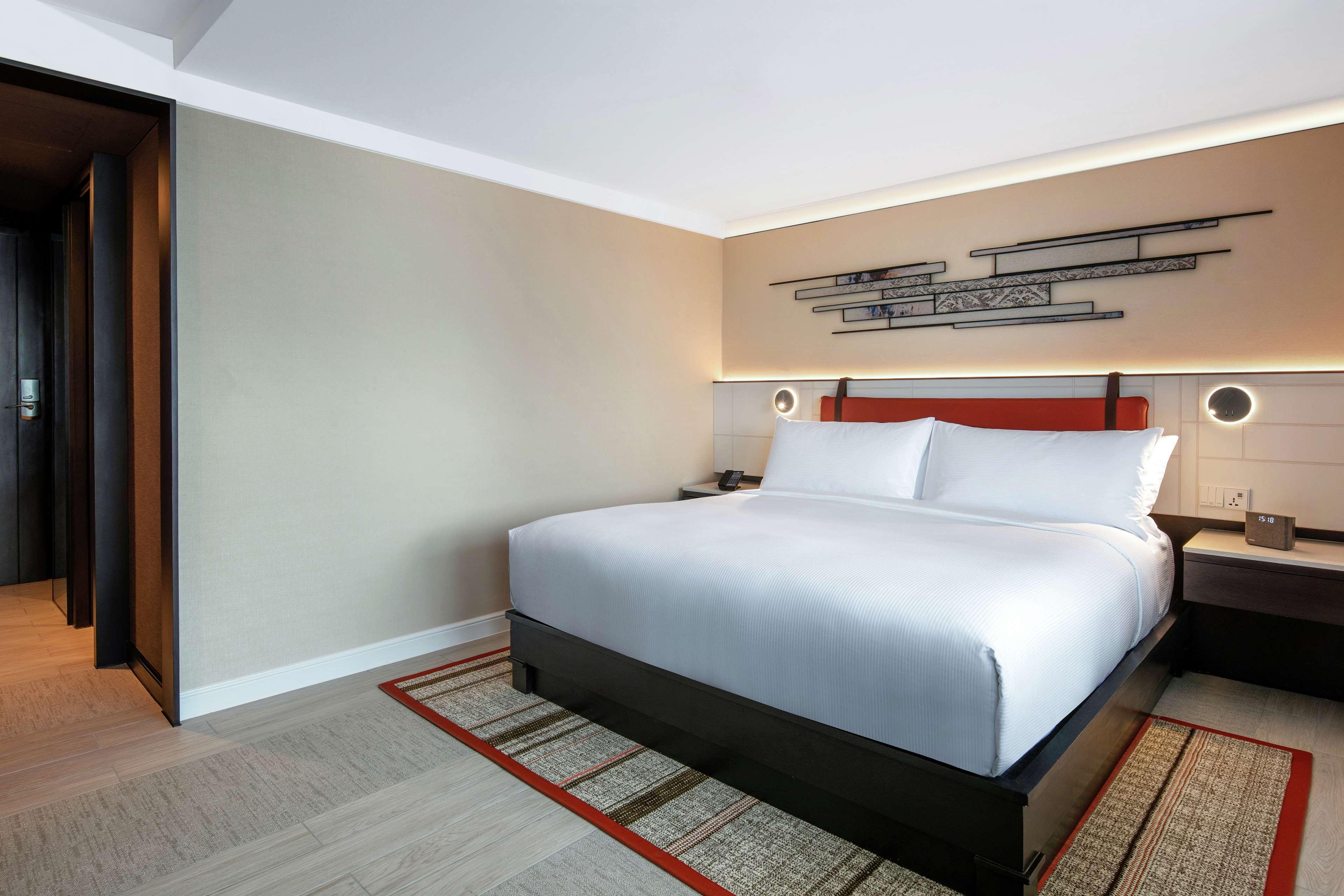 Doubletree By Hilton Bangkok Ploenchit Hotel Екстериор снимка