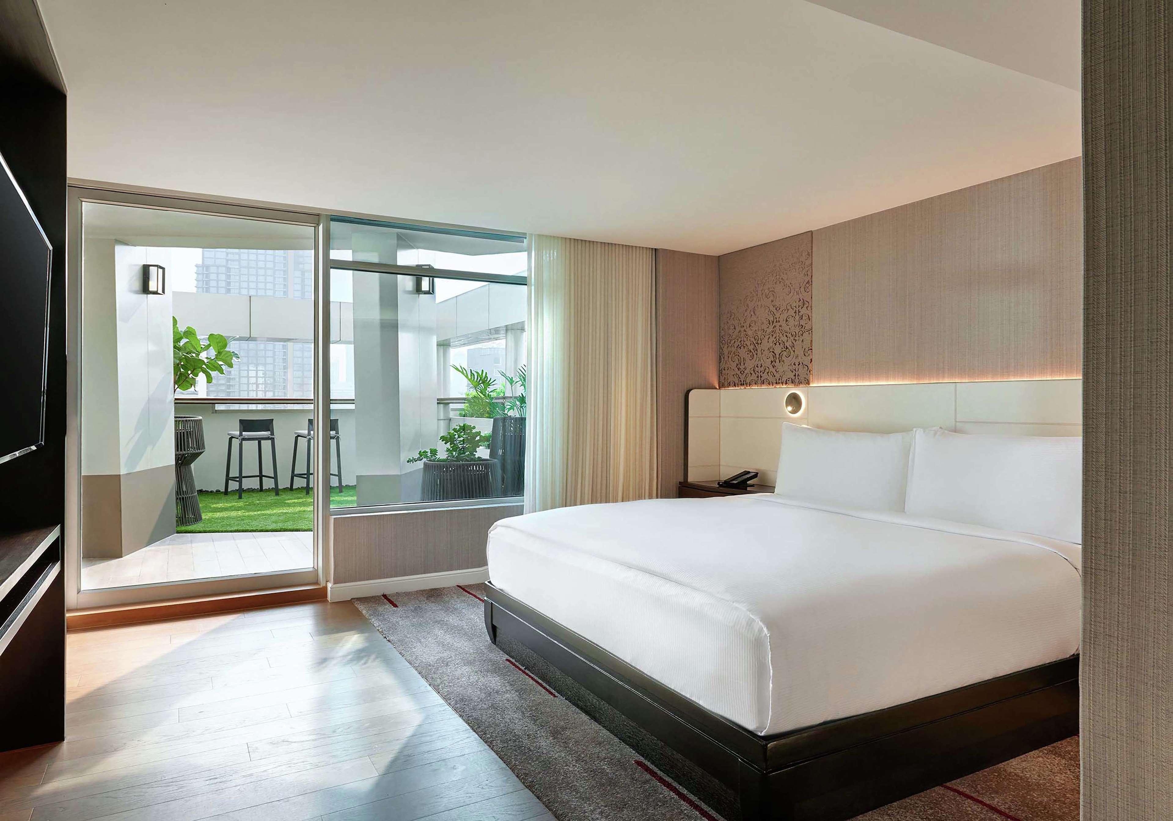 Doubletree By Hilton Bangkok Ploenchit Hotel Екстериор снимка