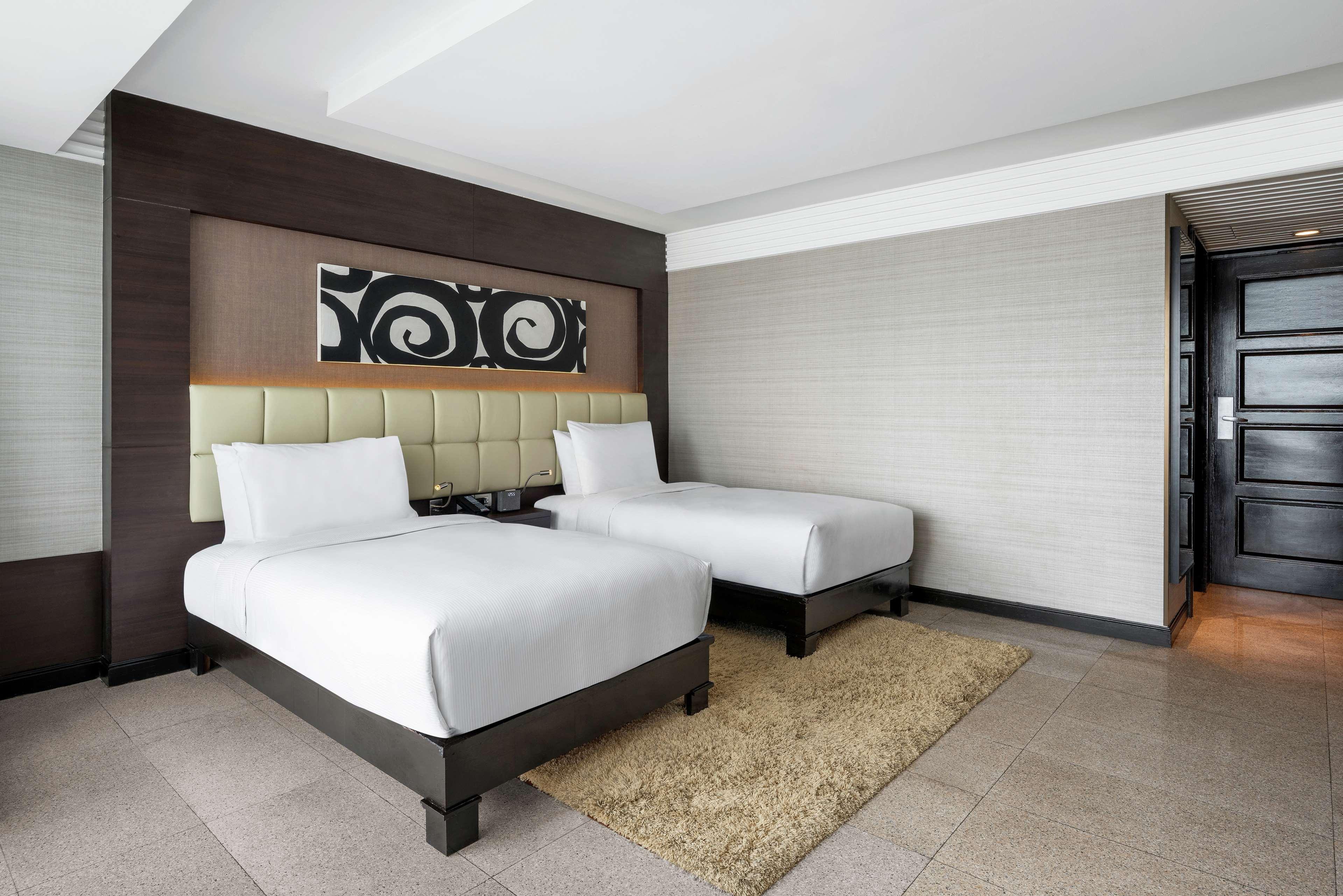 Doubletree By Hilton Bangkok Ploenchit Hotel Екстериор снимка
