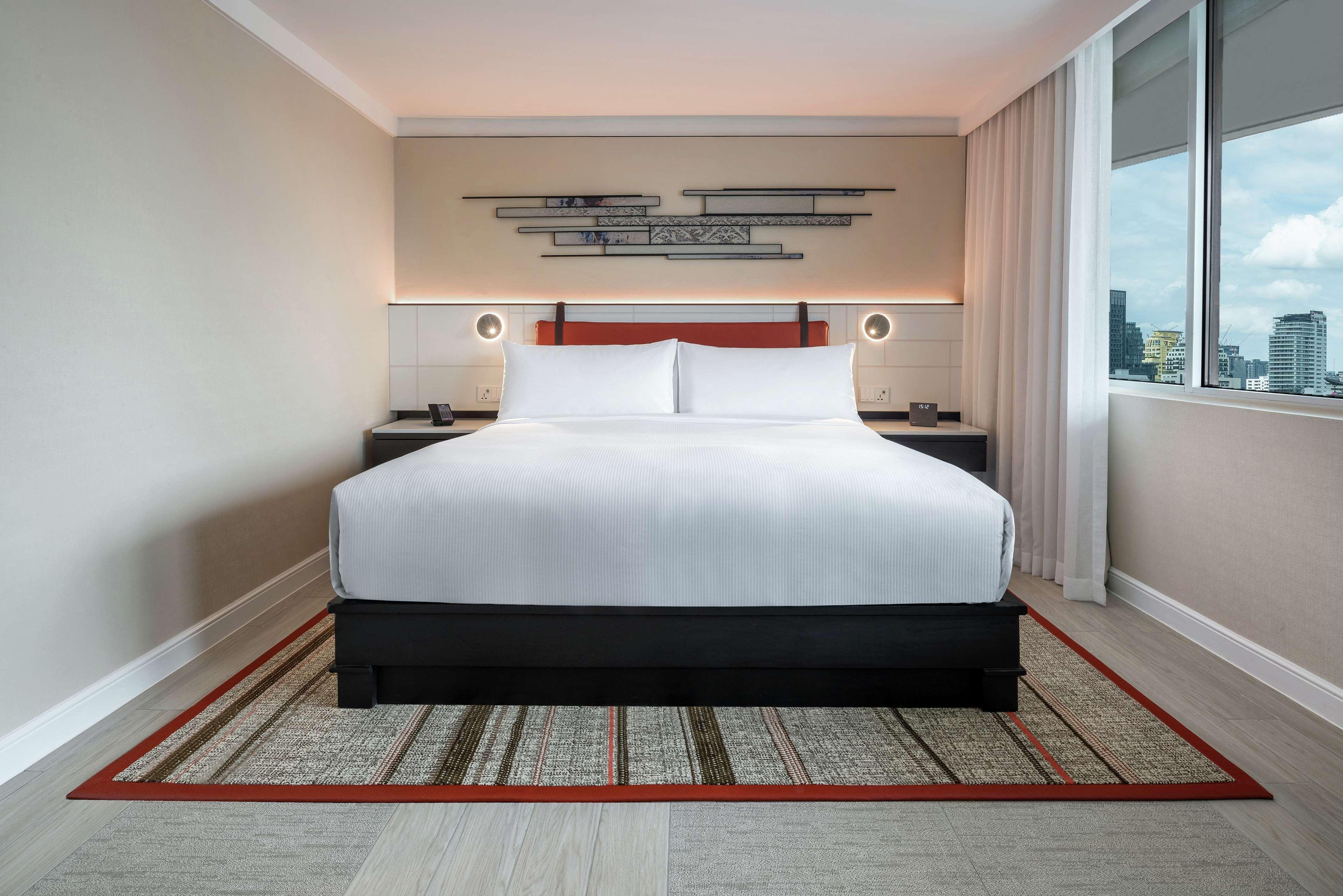 Doubletree By Hilton Bangkok Ploenchit Hotel Екстериор снимка