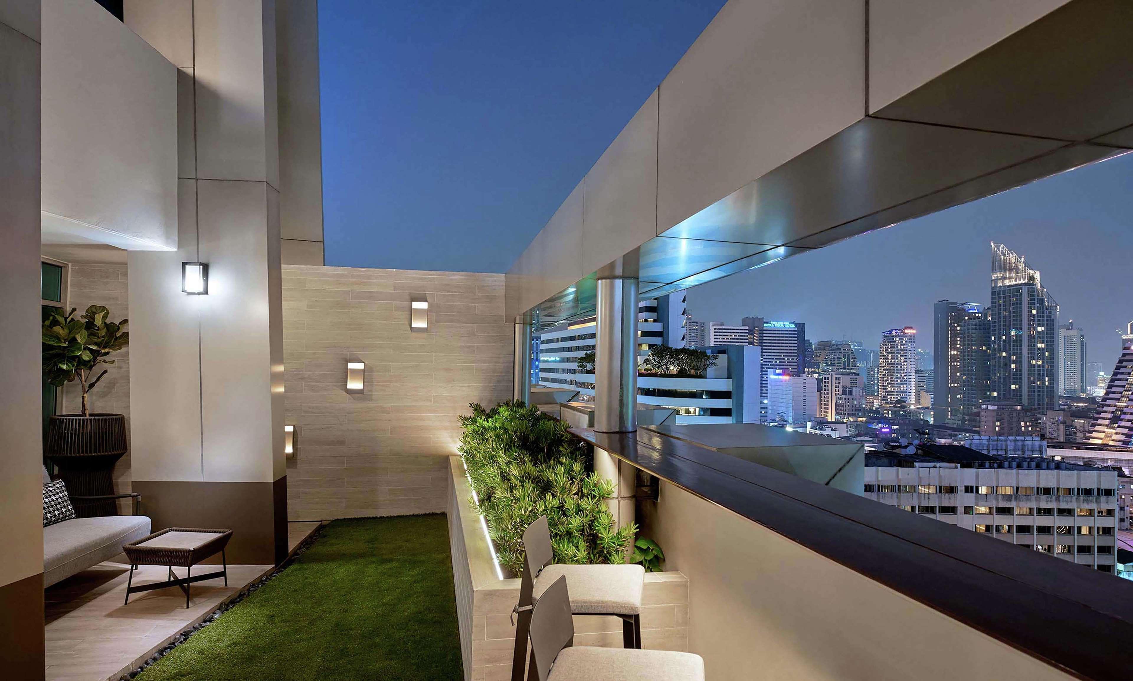 Doubletree By Hilton Bangkok Ploenchit Hotel Екстериор снимка