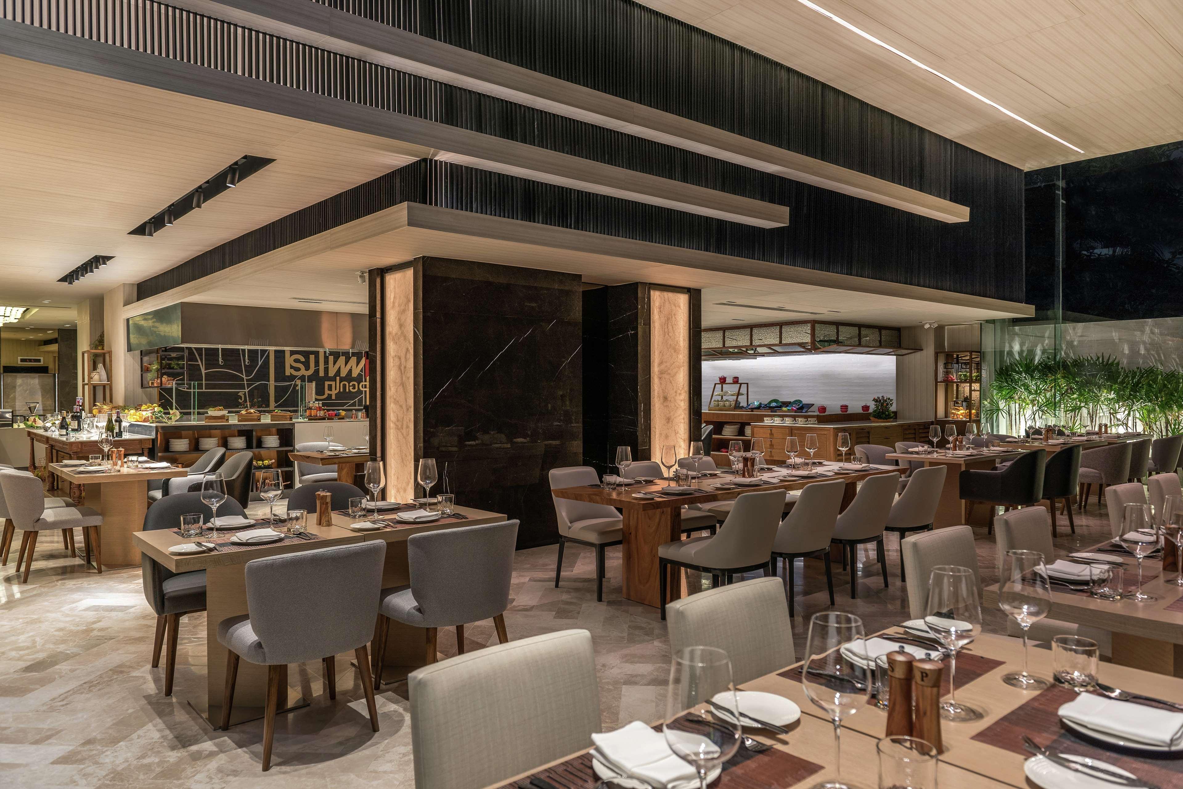 Doubletree By Hilton Bangkok Ploenchit Hotel Екстериор снимка