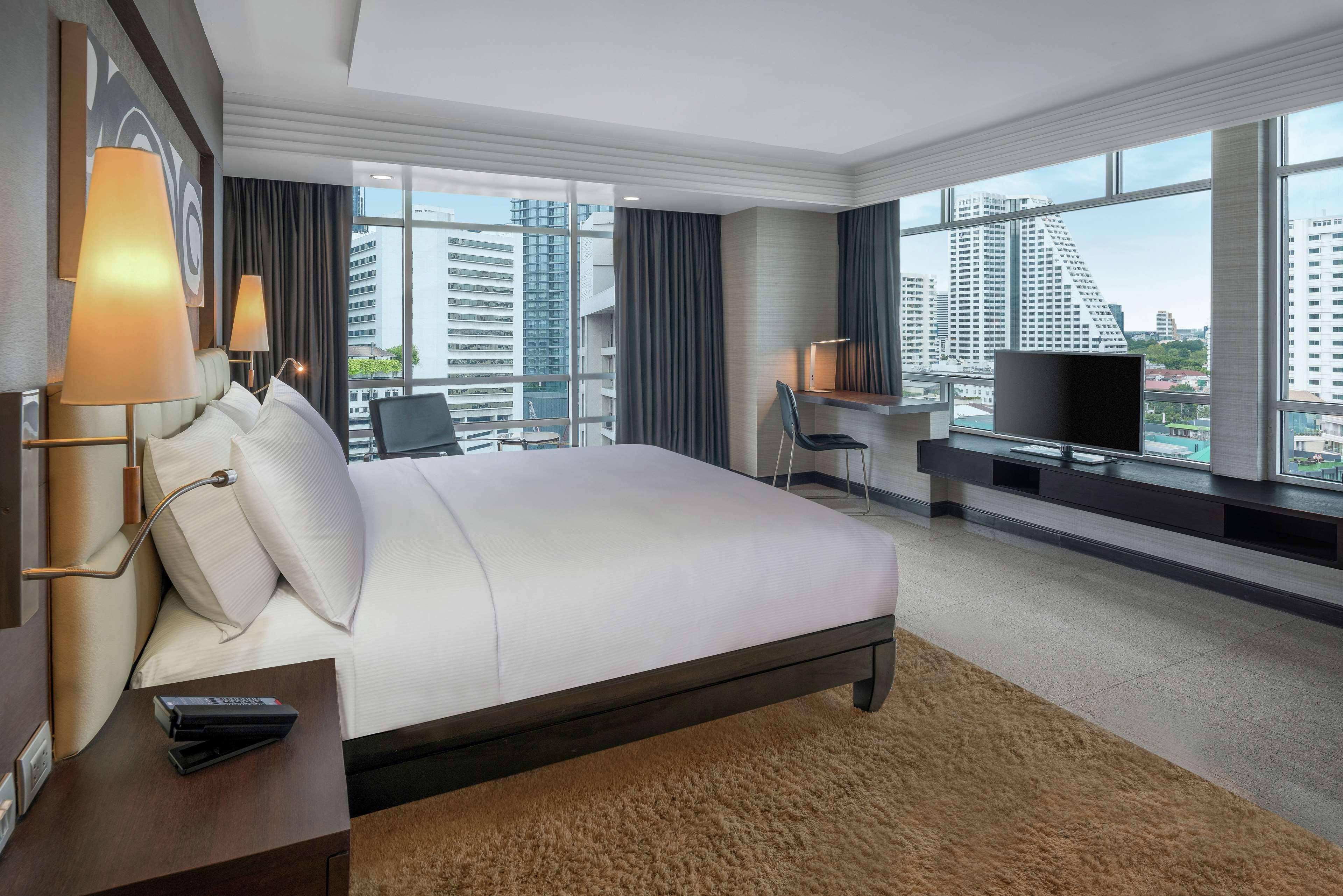 Doubletree By Hilton Bangkok Ploenchit Hotel Екстериор снимка