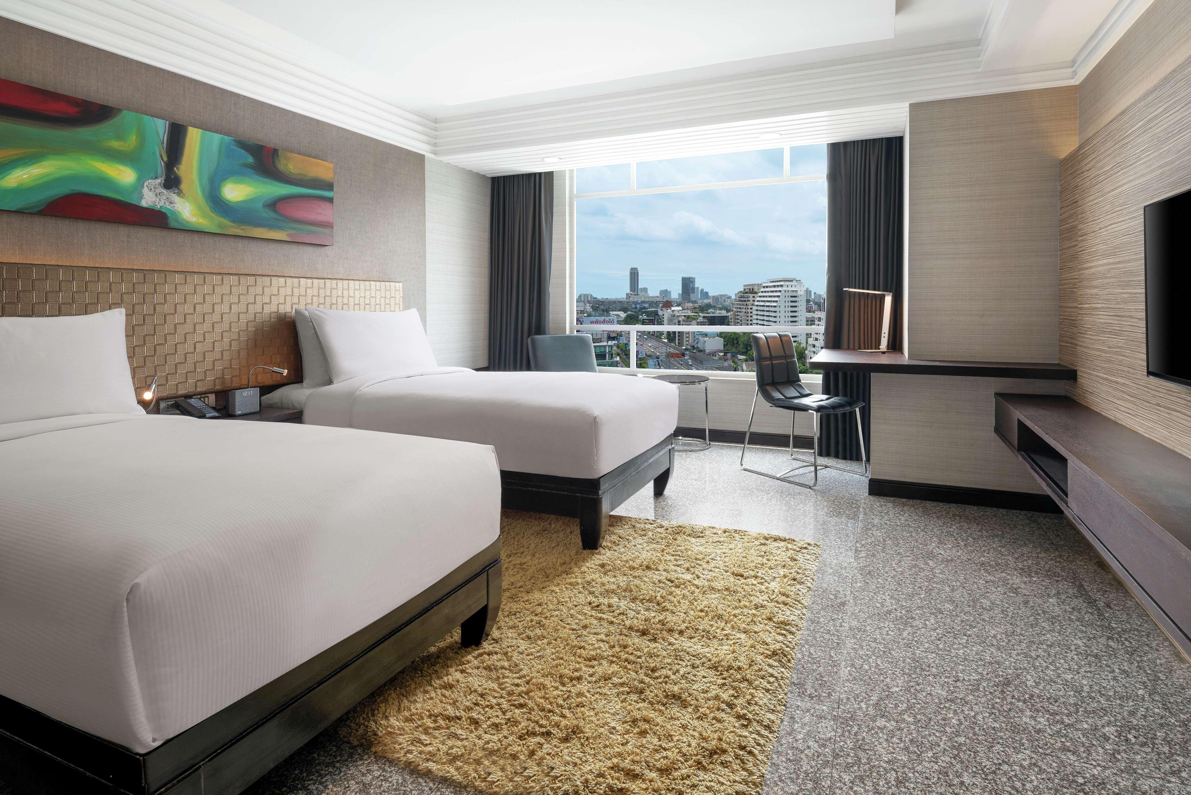 Doubletree By Hilton Bangkok Ploenchit Hotel Екстериор снимка