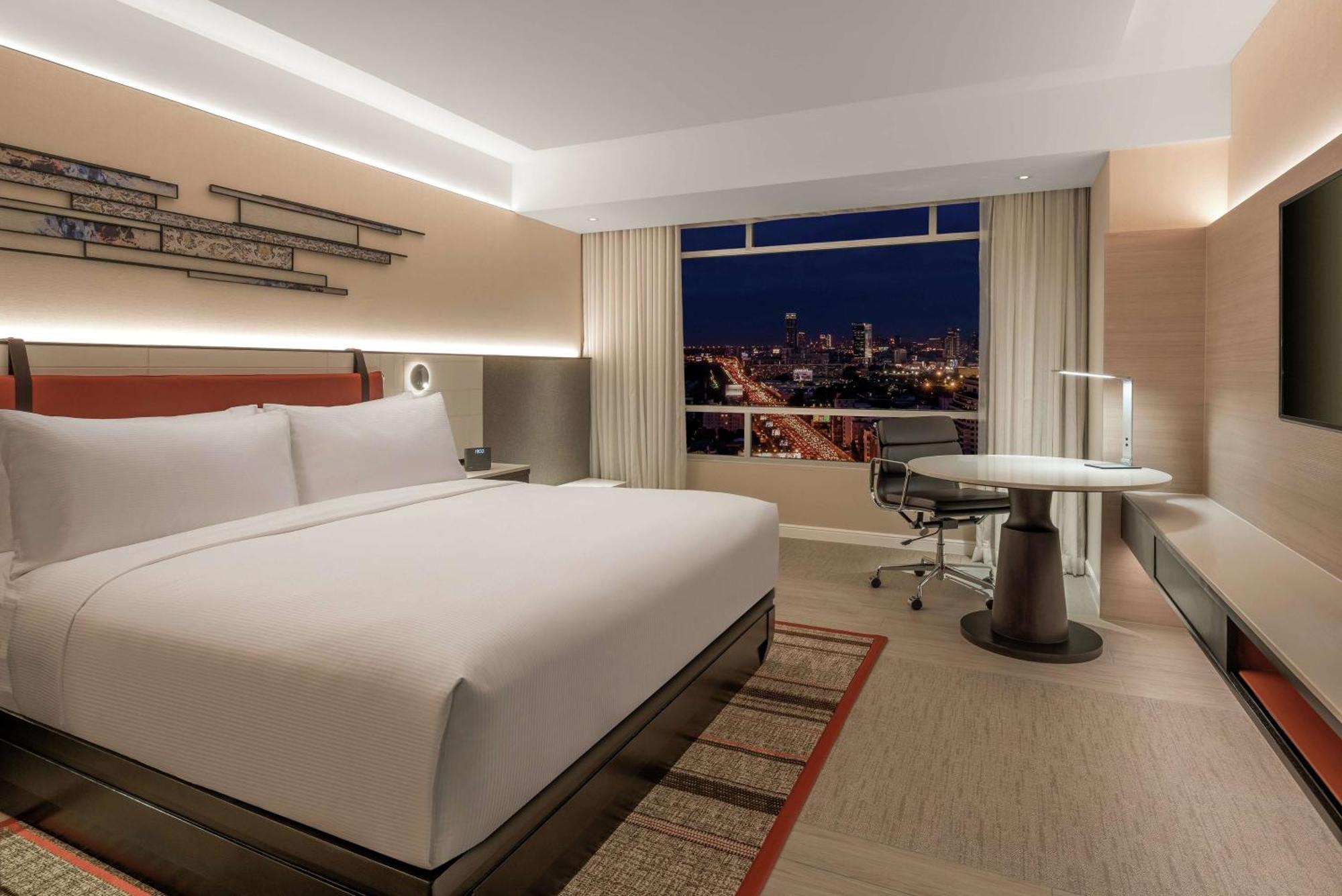 Doubletree By Hilton Bangkok Ploenchit Hotel Екстериор снимка