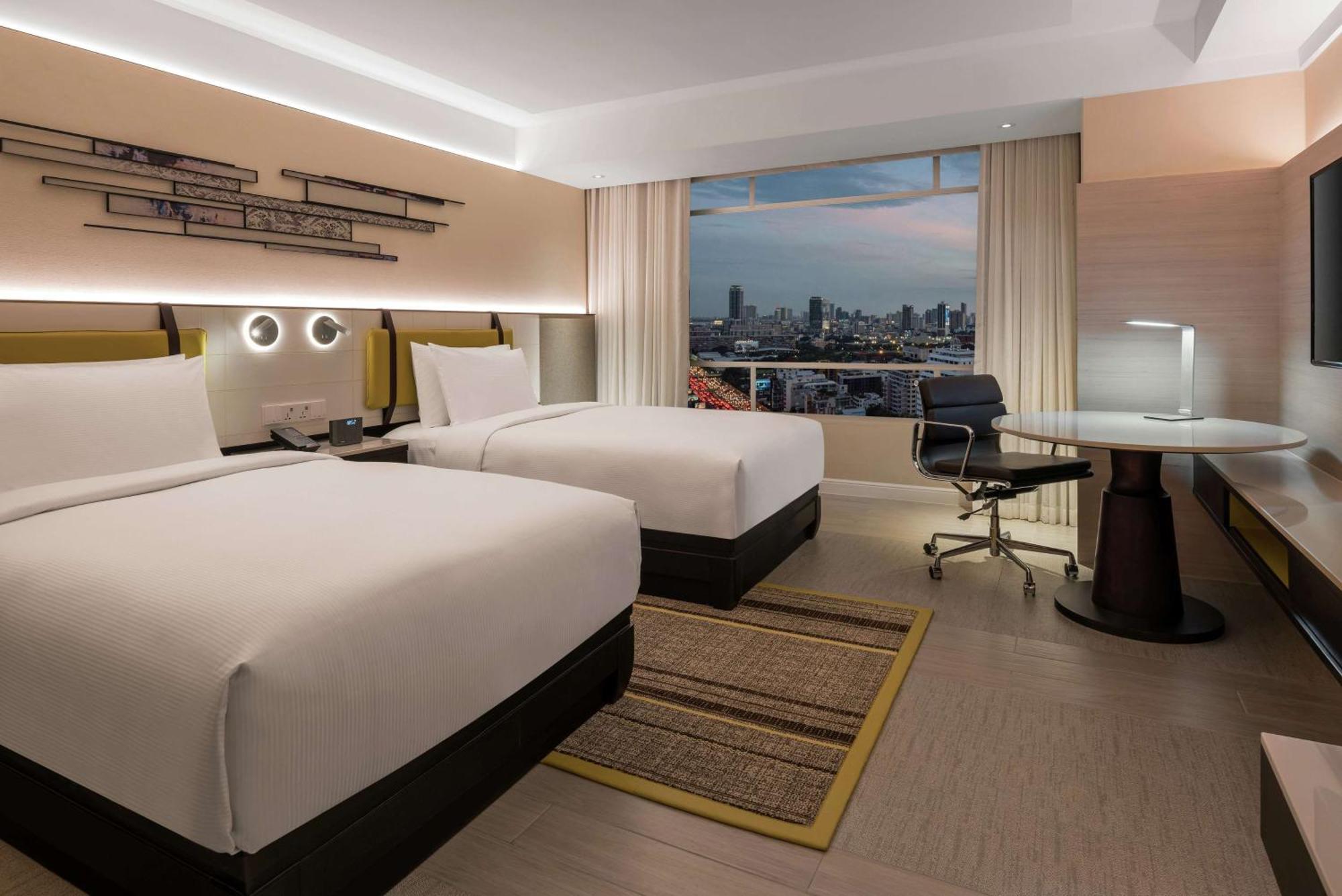 Doubletree By Hilton Bangkok Ploenchit Hotel Екстериор снимка