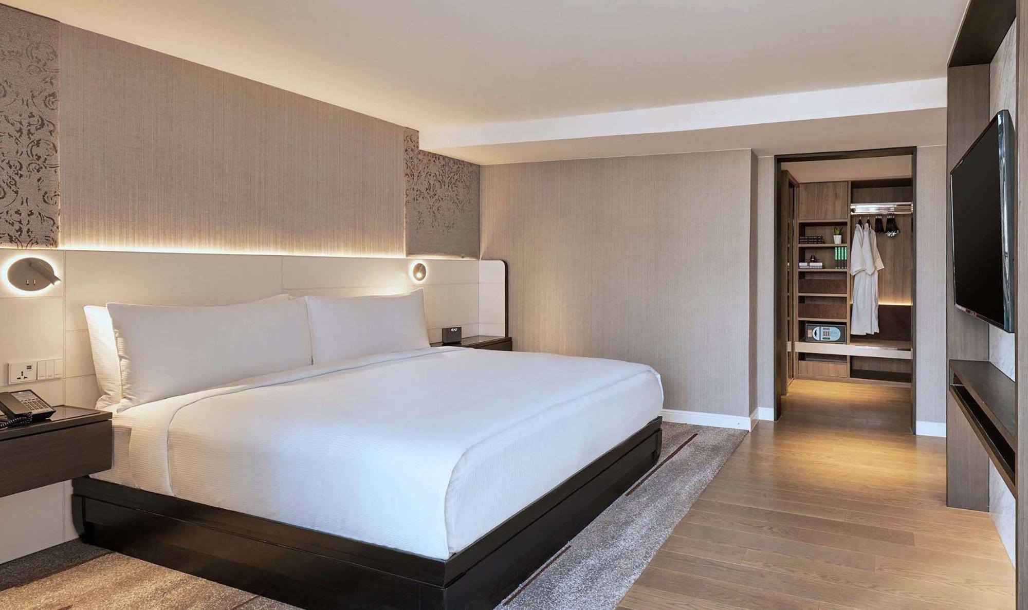 Doubletree By Hilton Bangkok Ploenchit Hotel Екстериор снимка