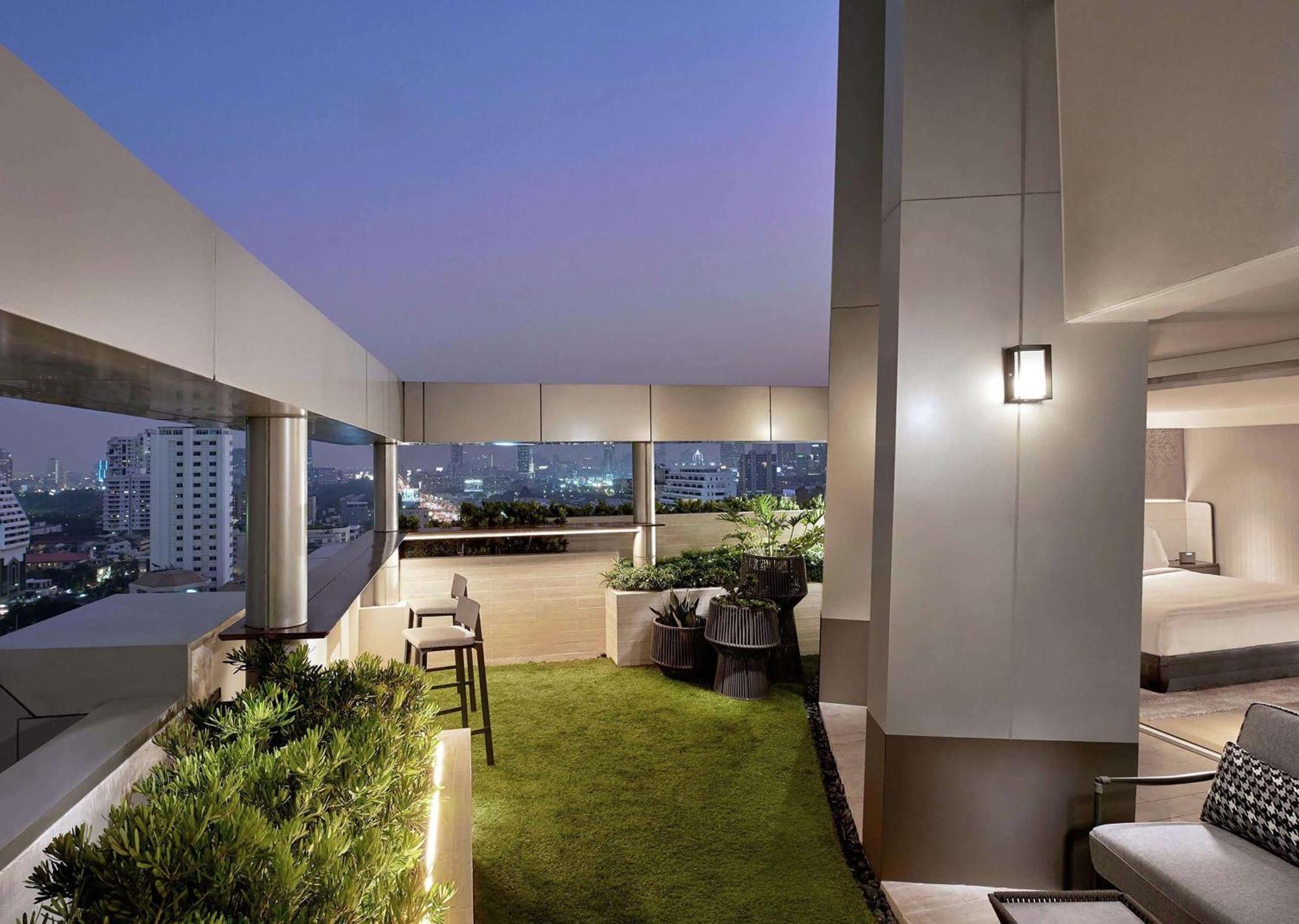 Doubletree By Hilton Bangkok Ploenchit Hotel Екстериор снимка