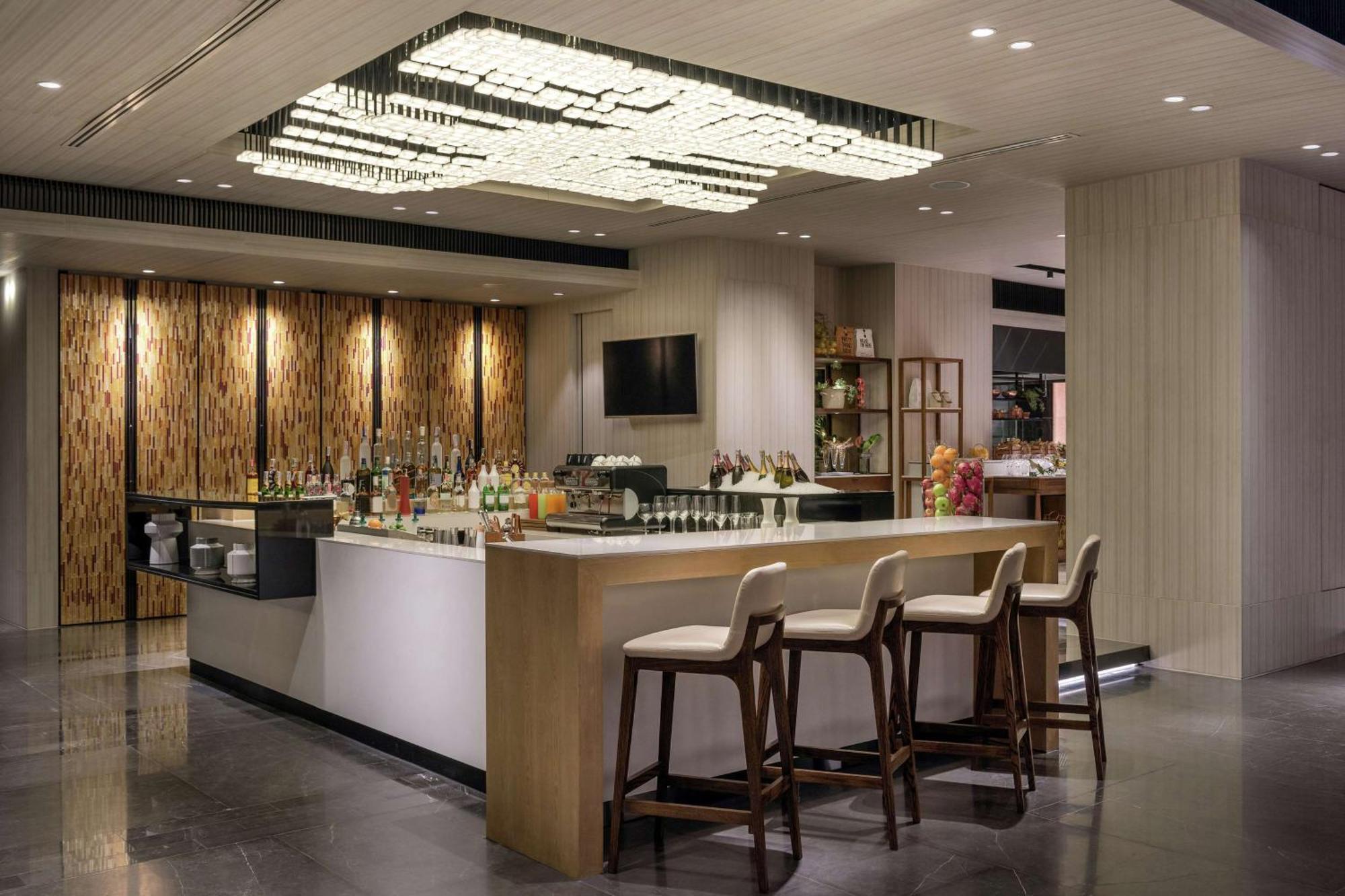 Doubletree By Hilton Bangkok Ploenchit Hotel Екстериор снимка
