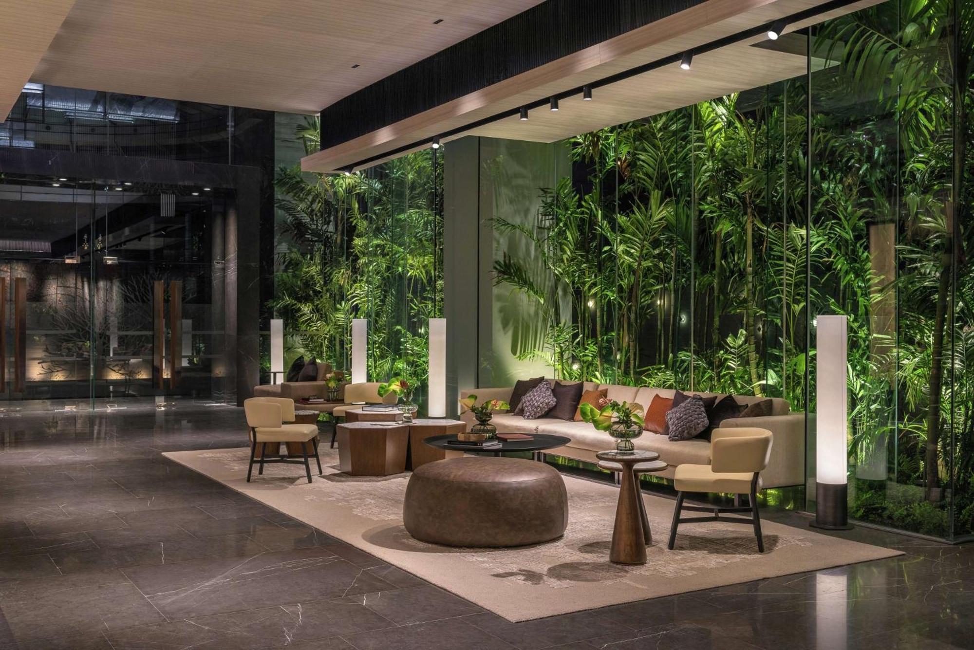 Doubletree By Hilton Bangkok Ploenchit Hotel Екстериор снимка