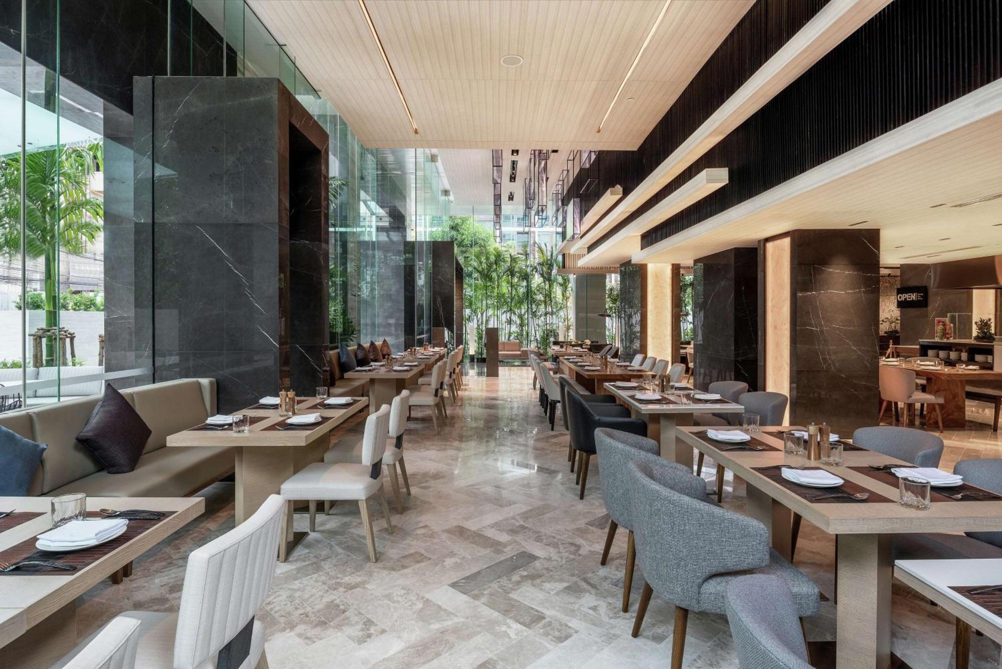 Doubletree By Hilton Bangkok Ploenchit Hotel Екстериор снимка