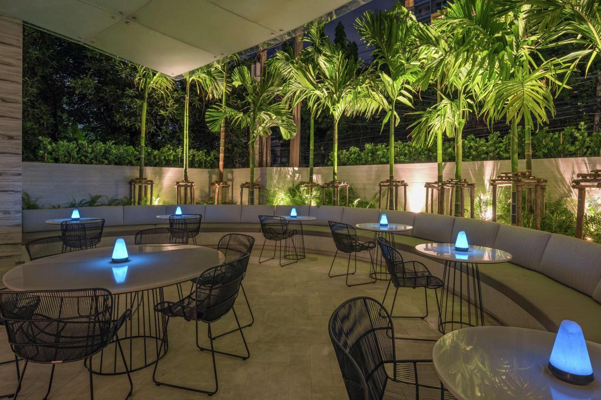 Doubletree By Hilton Bangkok Ploenchit Hotel Екстериор снимка