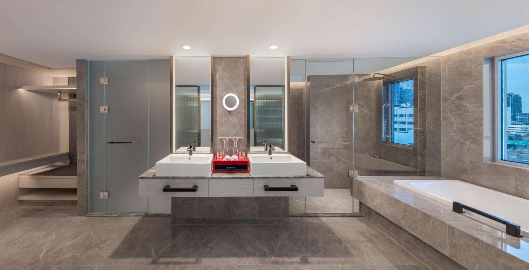Doubletree By Hilton Bangkok Ploenchit Hotel Екстериор снимка