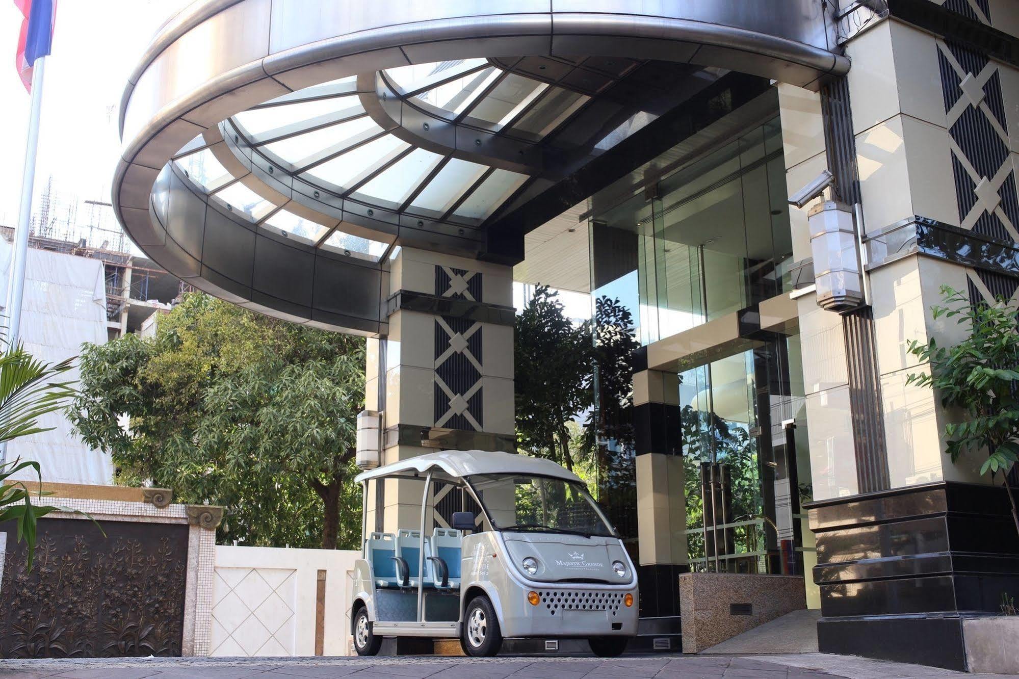 Doubletree By Hilton Bangkok Ploenchit Hotel Екстериор снимка