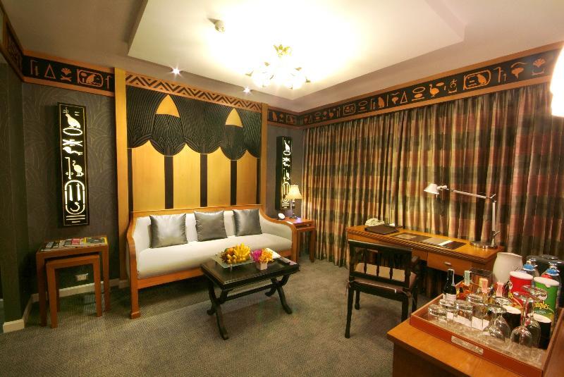 Doubletree By Hilton Bangkok Ploenchit Hotel Екстериор снимка